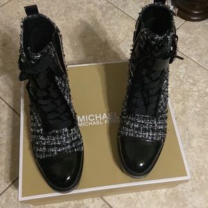 I'm selling Michael Kors shoes and good condition brand new. Very comfortable in